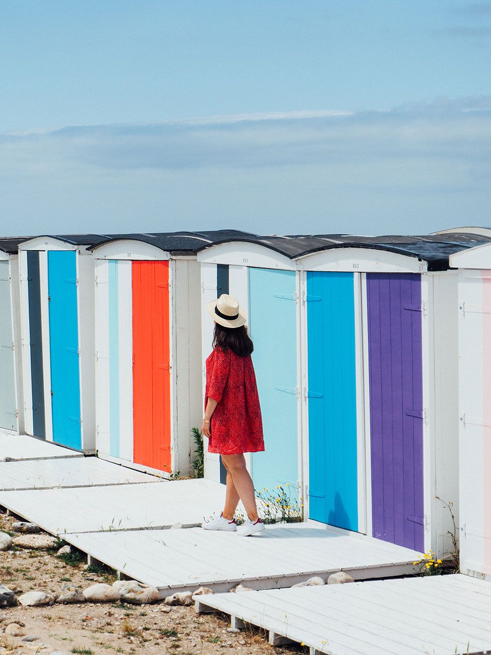 Cabanes de plage du Havre aux portes colorées alignées sur la promenade