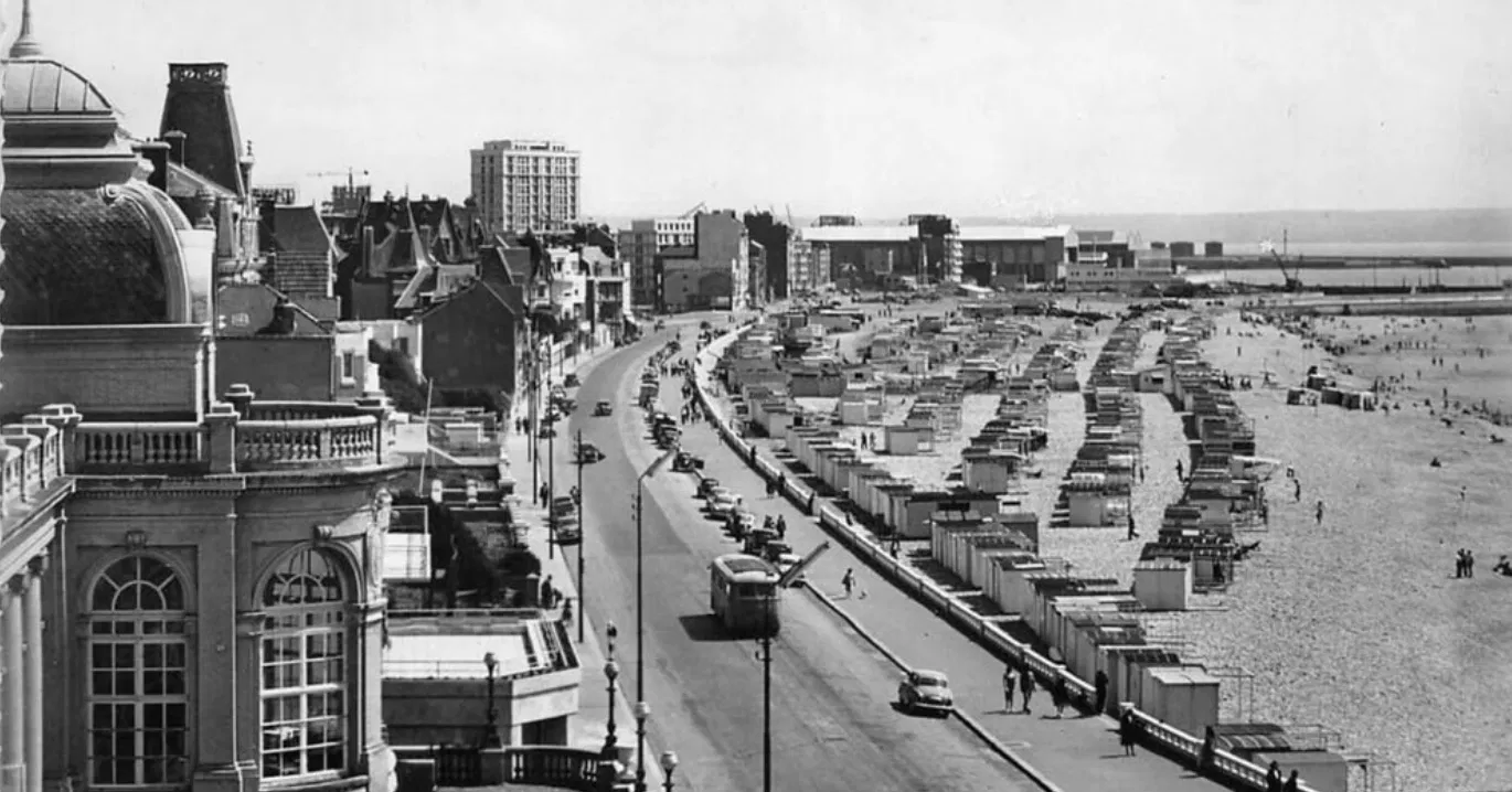 Vue ancienne de la plage du Havre et de ses cabanes alignées le long de la promenade