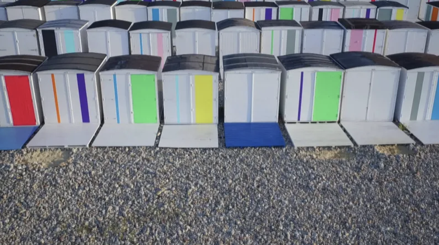 Cabanes de plage du Havre peintes en couleurs vives par Karel Martens entre 2017 et 2021
