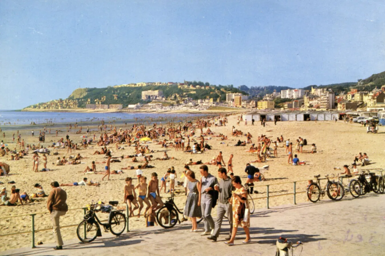 Les cabanes du Havre alignées sur les galets de la plage, face à la mer